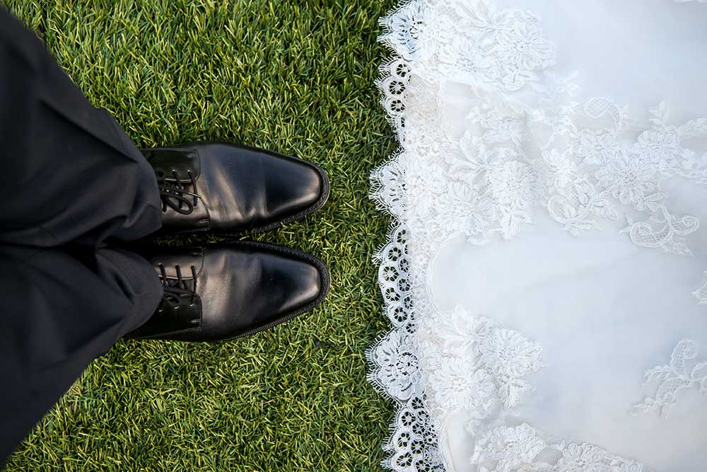 Mladoženjine cipele i deo mladine venčanice