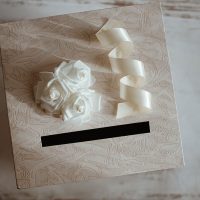 Kutija za koverte na venčanju sa belom ružom i satenskom trakom
