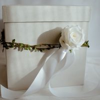 Kutija za koverte na venčanju sa belom ružom i satenskom trakom