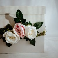 Kutija za koverte na venčanju sa tri ruže