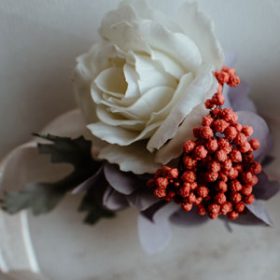 Bela ruza sa crvenim bobicama za kicenje svatova